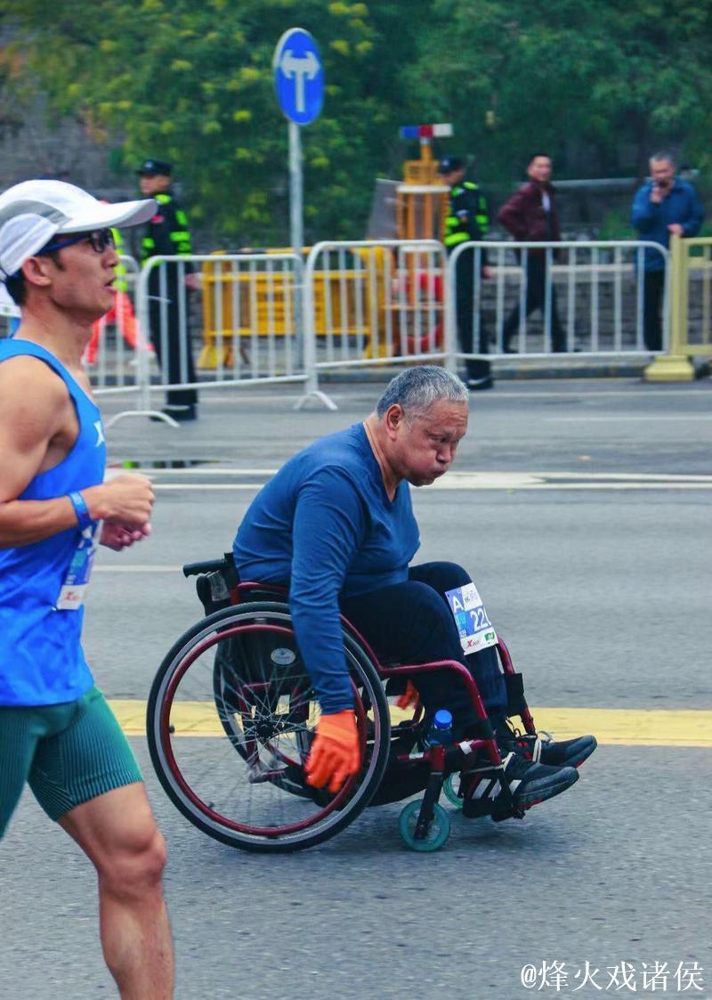 他完成第95场马拉松，坐着轮椅